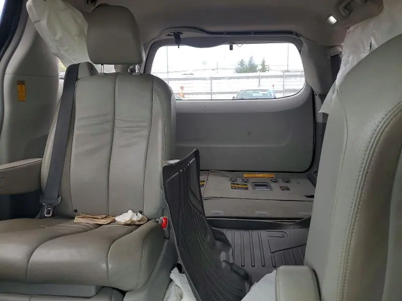 2014 TOYOTA SIENNA XLE 7-PASSENGER  