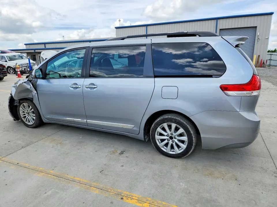 2013 TOYOTA SIENNA   