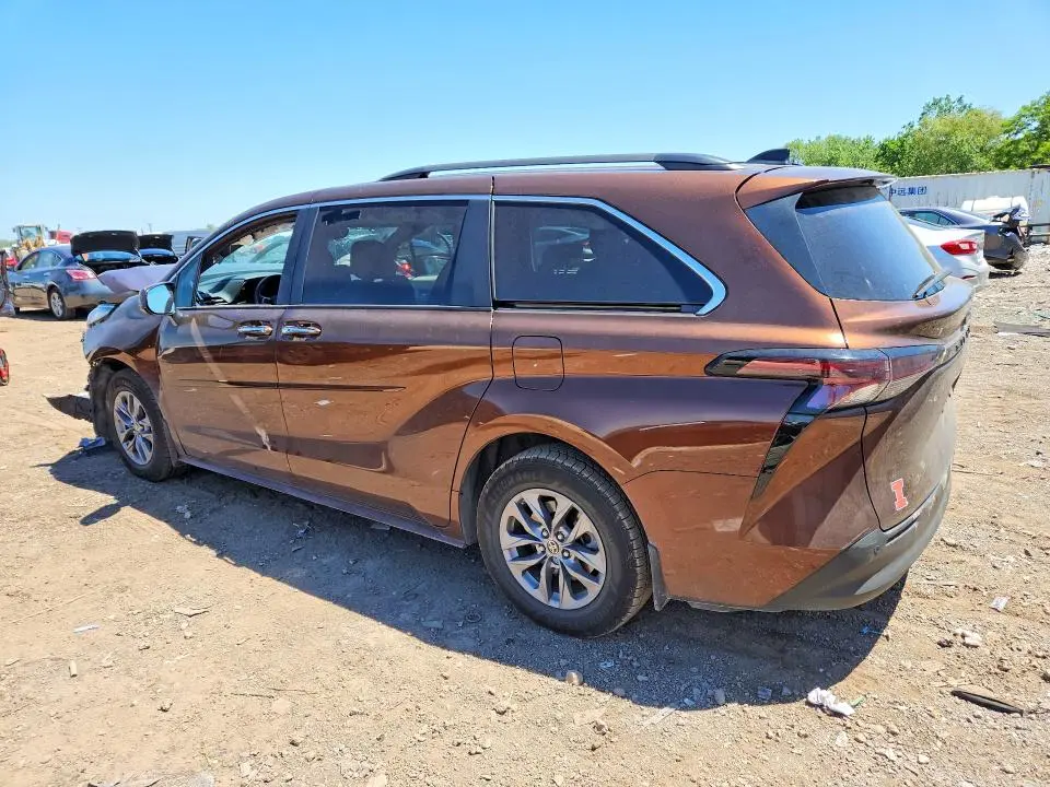 2023 TOYOTA SIENNA XLE  