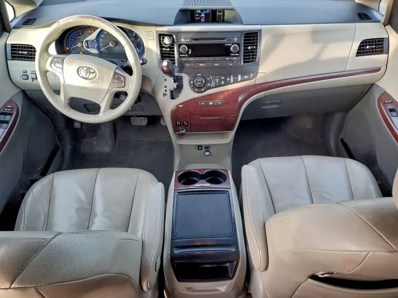 2013 TOYOTA SIENNA XLE  