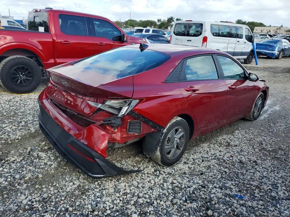 2025 HYUNDAI ELANTRA SE  