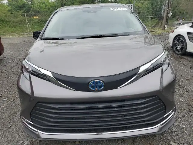 2024 TOYOTA SIENNA XLE