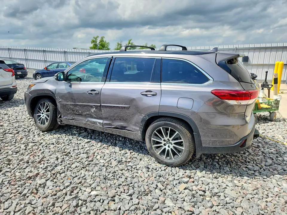 2018 TOYOTA HIGHLANDER SE  