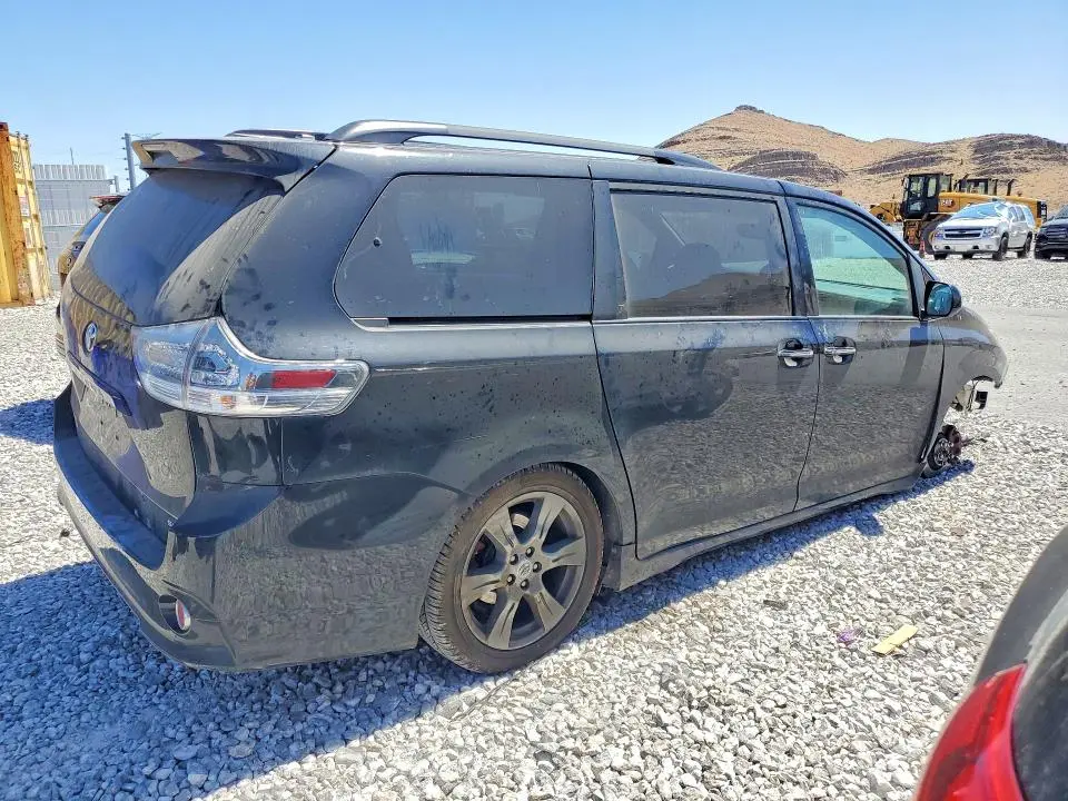 2017 TOYOTA SIENNA SE  