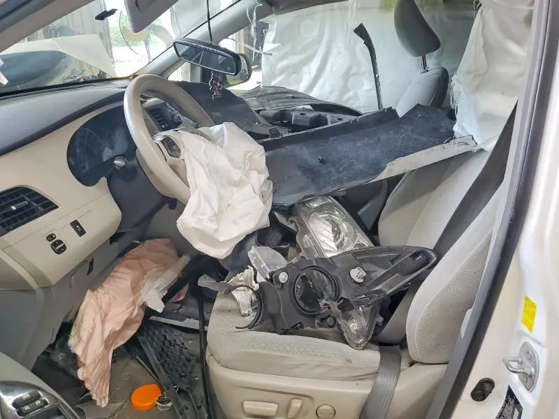 2011 TOYOTA SIENNA LE  