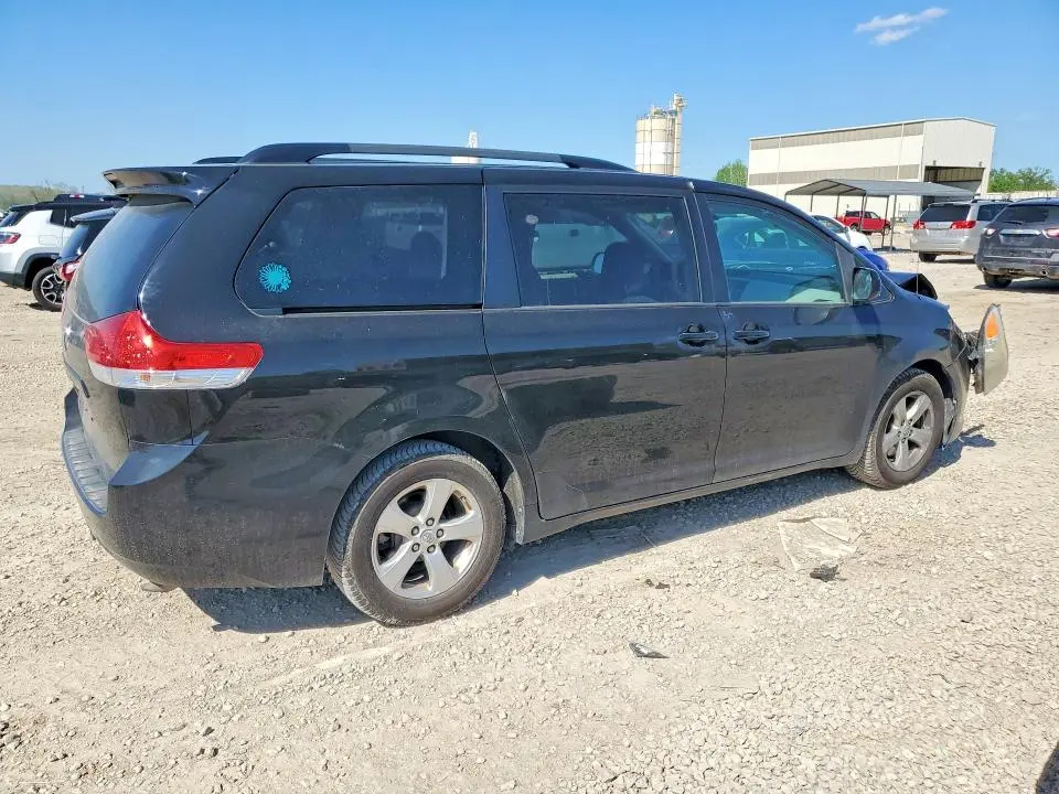 2014 TOYOTA SIENNA LE  