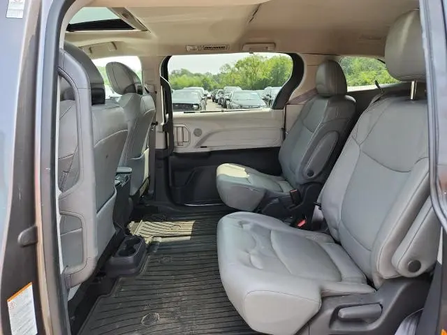 2021 TOYOTA SIENNA XLE  
