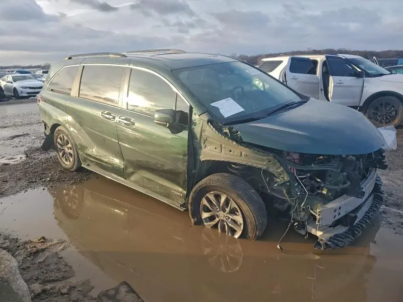 2021 TOYOTA SIENNA XLE  