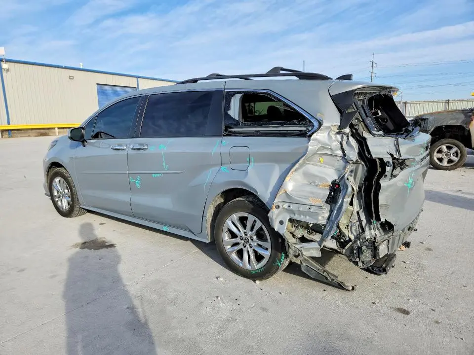 2022 TOYOTA SIENNA XLE  