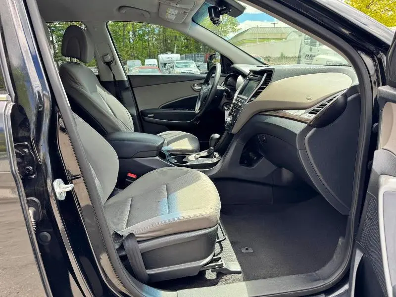 2017 HYUNDAI SANTA FE SE  