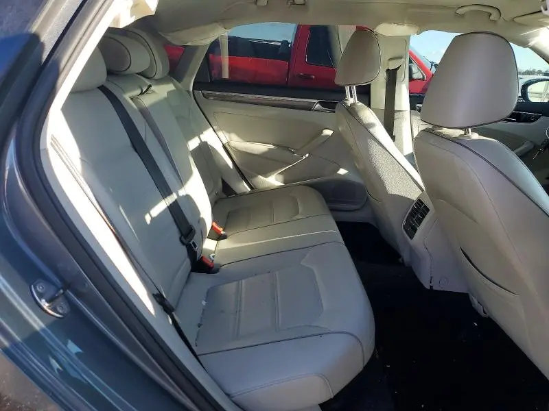 2017 VOLKSWAGEN PASSAT SE  