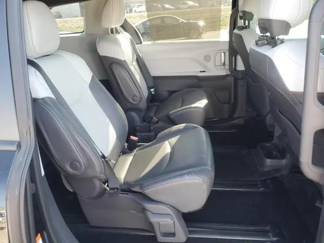 2021 TOYOTA SIENNA XSE  