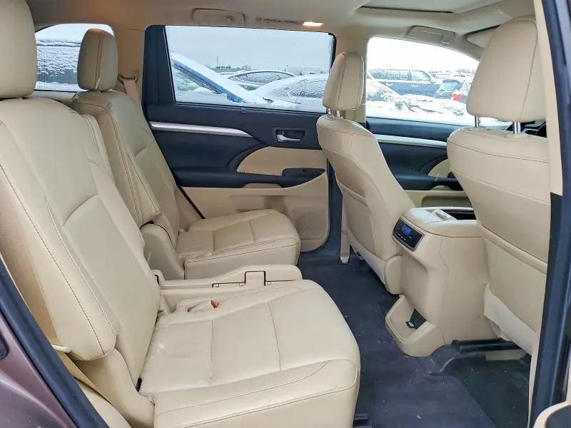 2017 TOYOTA HIGHLANDER SE  