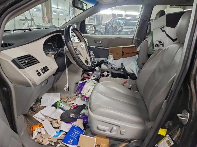 2013 TOYOTA SIENNA XLE  