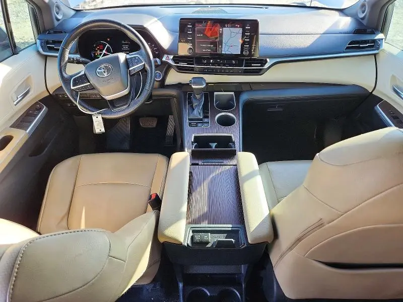 2021 TOYOTA SIENNA XLE  