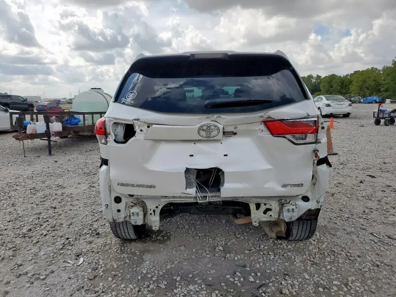 2017 TOYOTA HIGHLANDER LE  