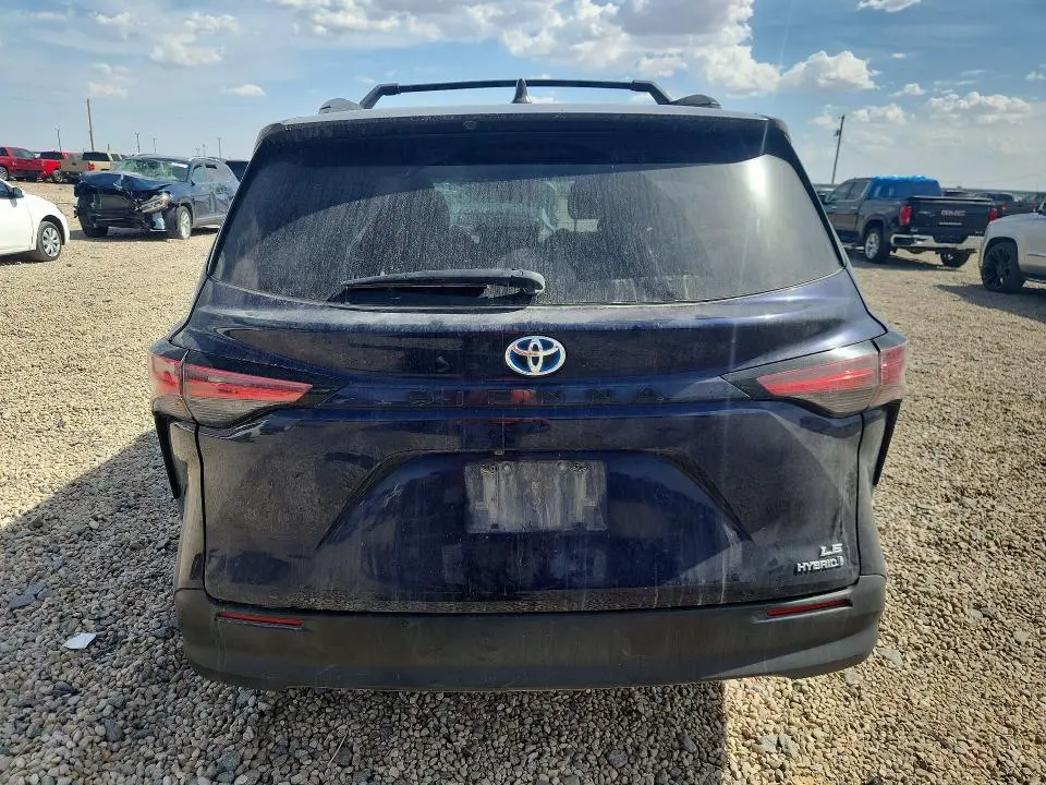2021 TOYOTA SIENNA LE  