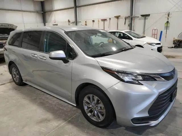 2021 TOYOTA SIENNA LE  