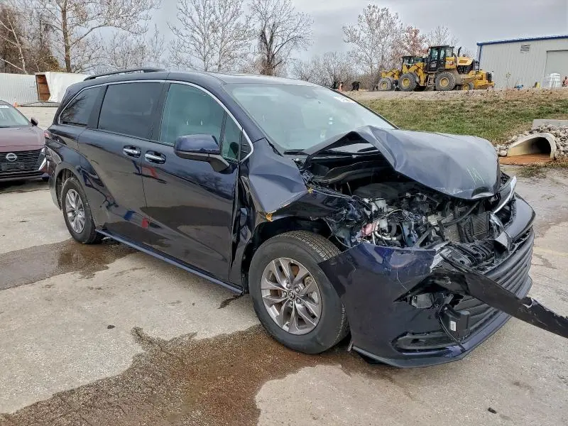 2025 TOYOTA SIENNA XLE  