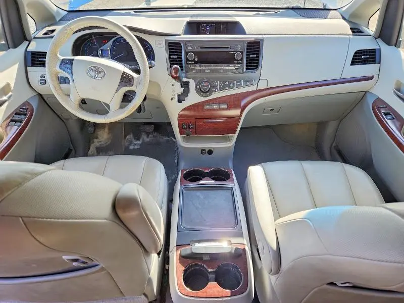 2014 TOYOTA SIENNA XLE 8-PASSENGER  