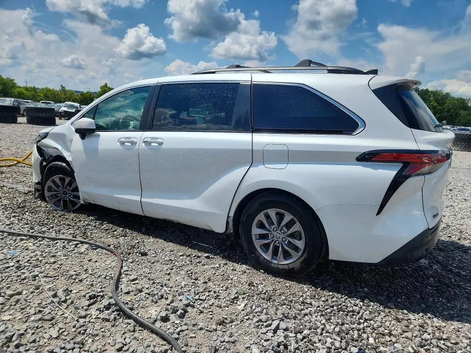 2022 TOYOTA SIENNA XLE  