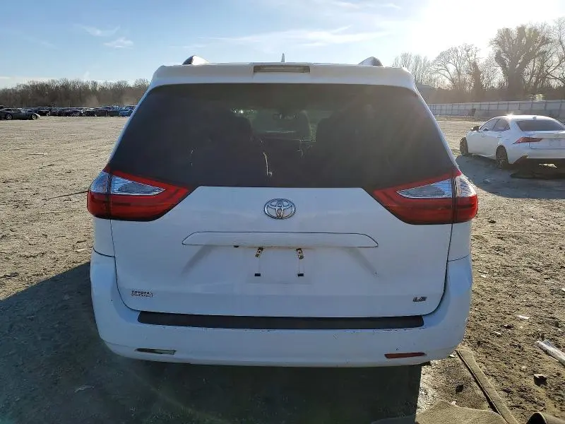 2019 TOYOTA SIENNA LE  