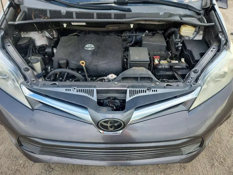 2018 TOYOTA SIENNA XLE 8-PASSENGER  