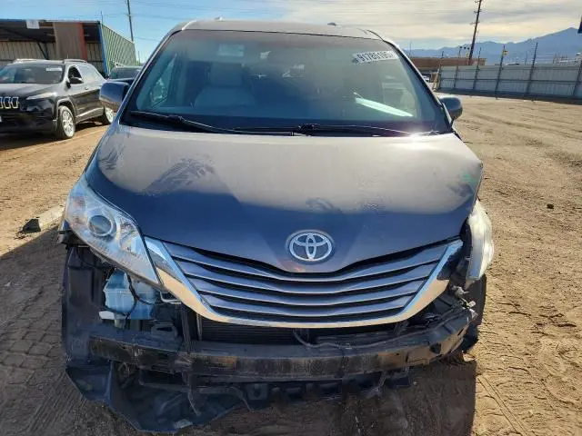 2017 TOYOTA SIENNA XLE  