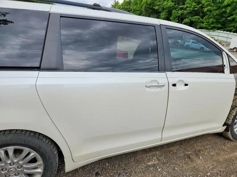 2015 TOYOTA SIENNA XLE 8-PASSENGER  