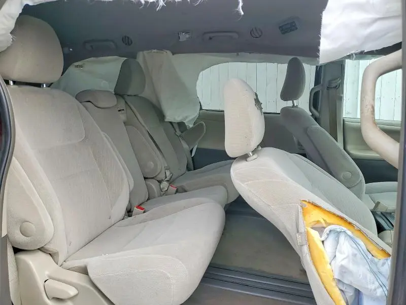2016 TOYOTA SIENNA LE  