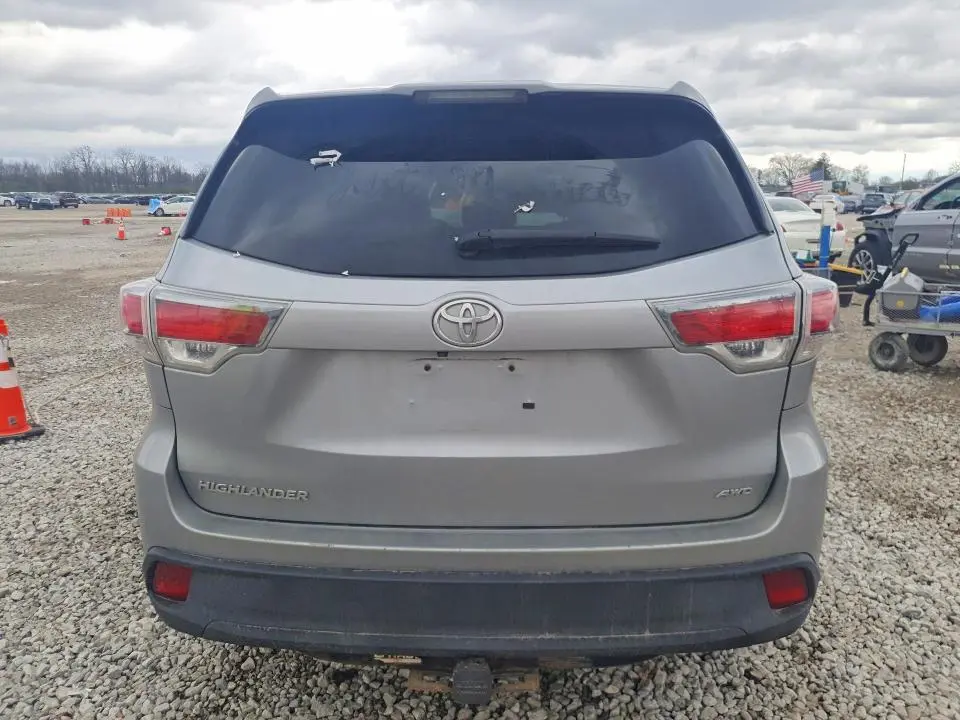 2016 TOYOTA HIGHLANDER LE  