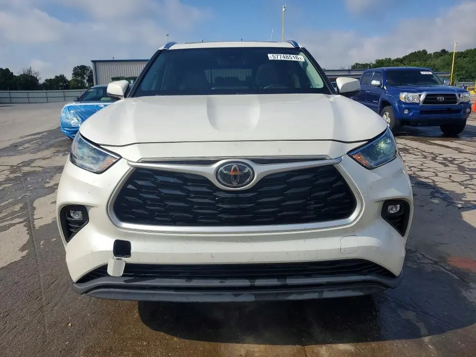 2021 TOYOTA HIGHLANDER XLE  