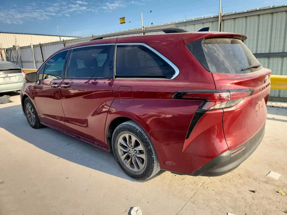 2021 TOYOTA SIENNA XLE  