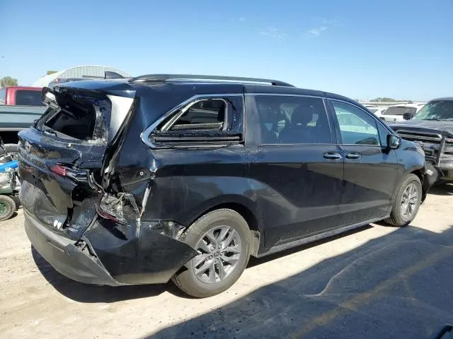 2022 TOYOTA SIENNA XLE  