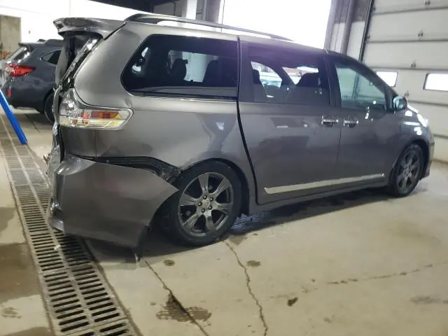 2017 TOYOTA SIENNA SE  