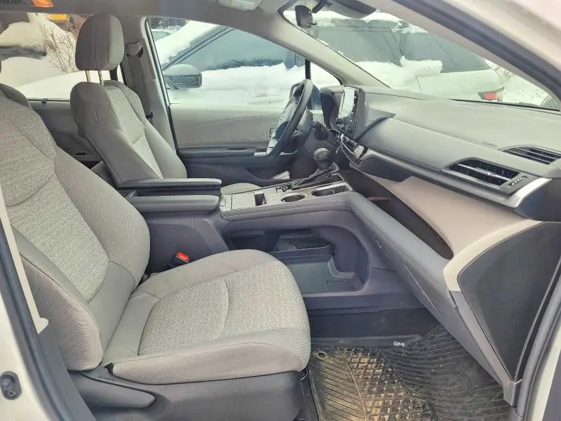 2024 TOYOTA SIENNA LE  