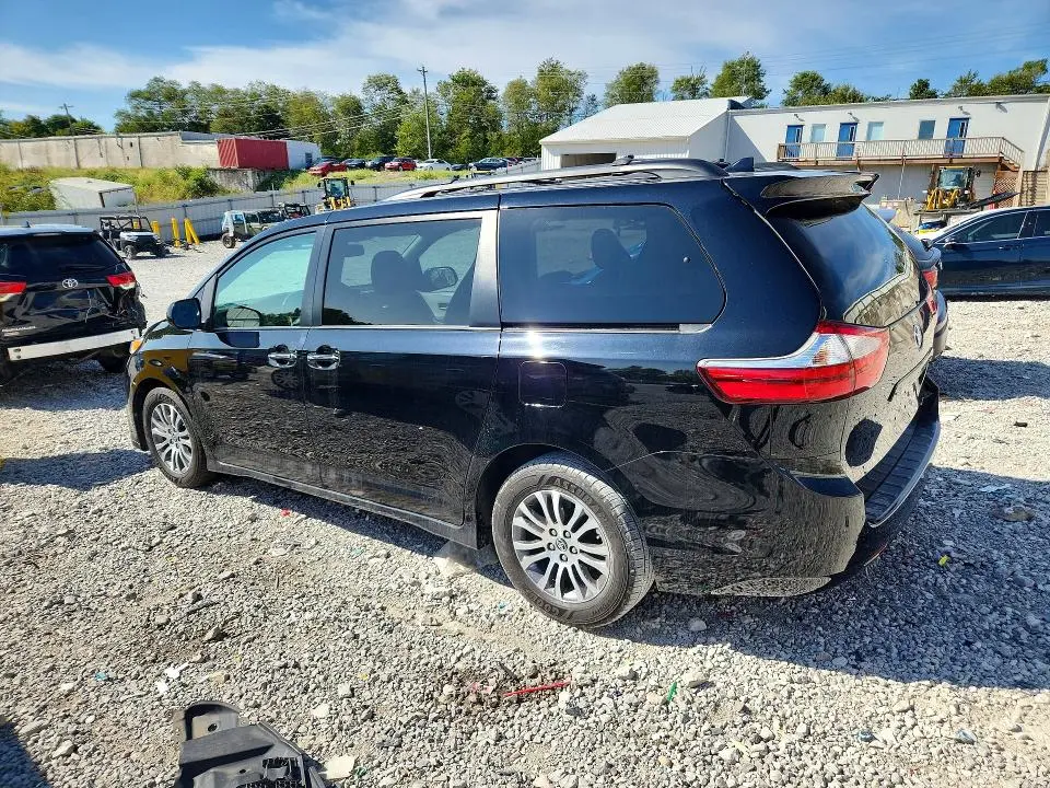 2018 TOYOTA SIENNA XLE 8-PASSENGER  