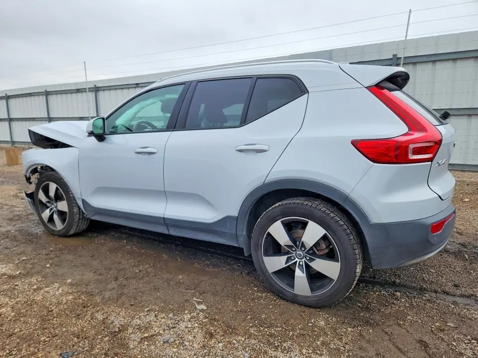 2021 VOLVO XC40 T5 MOMENTUM  