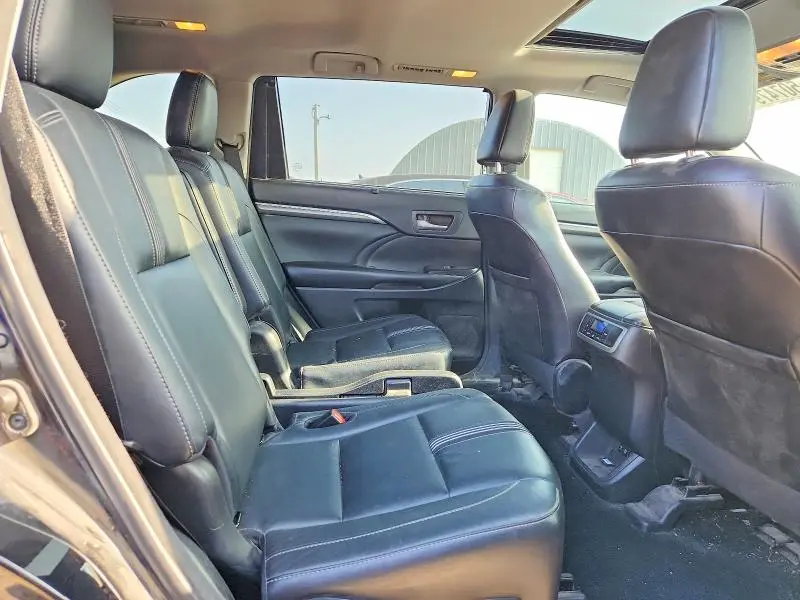 2018 TOYOTA HIGHLANDER SE  