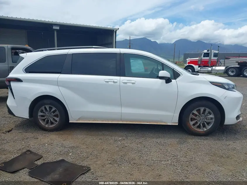 2024 TOYOTA SIENNA LE