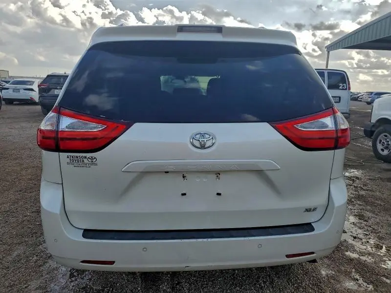 2018 TOYOTA SIENNA XLE  