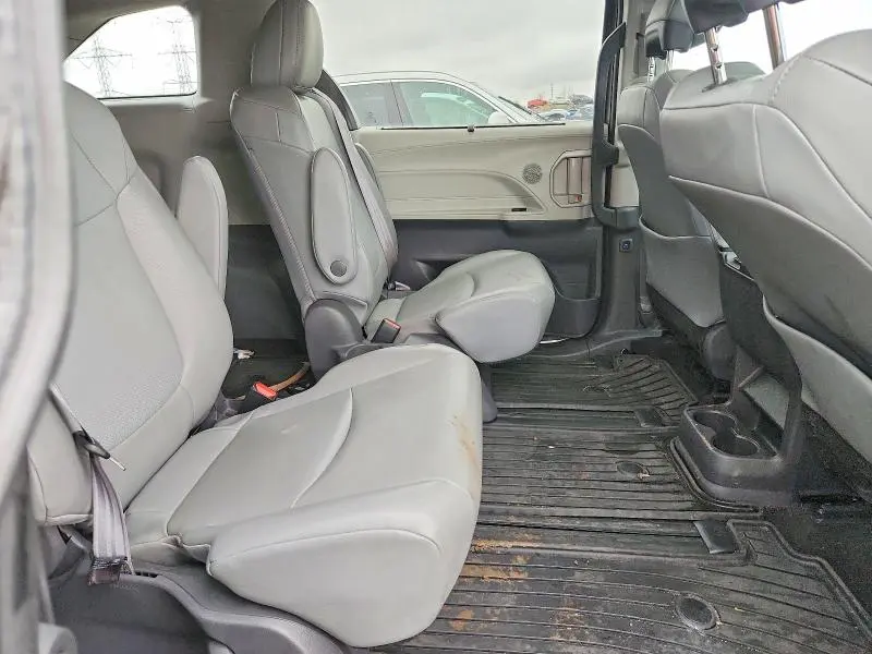 2021 TOYOTA SIENNA XLE  