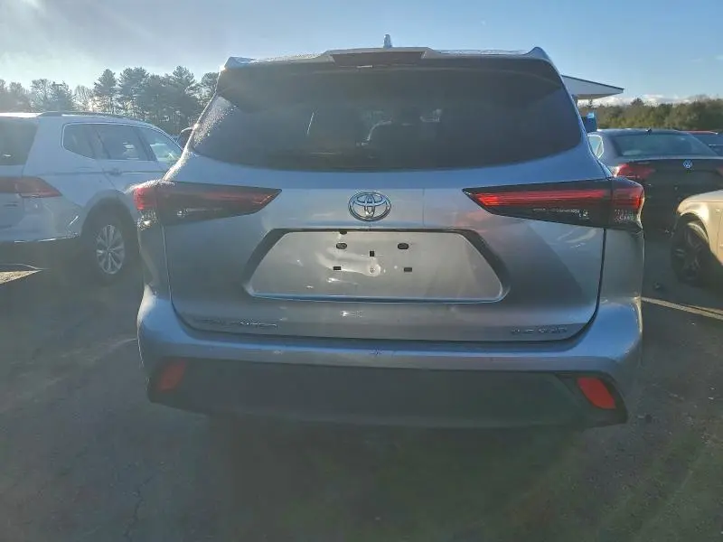 2021 TOYOTA HIGHLANDER XLE  