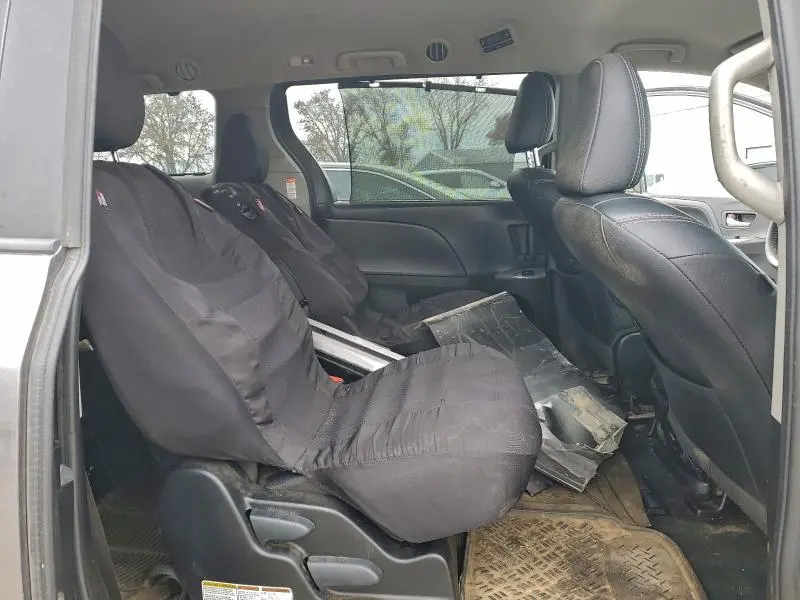 2016 TOYOTA SIENNA SE  