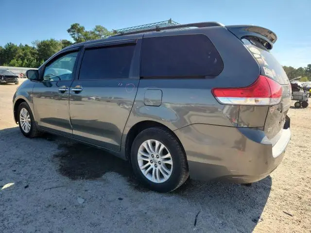 2013 TOYOTA SIENNA XLE