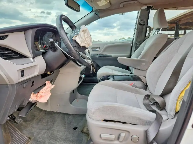 2016 TOYOTA SIENNA LE  