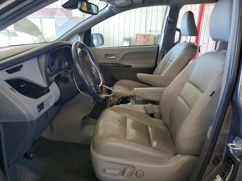 2019 TOYOTA SIENNA XLE  