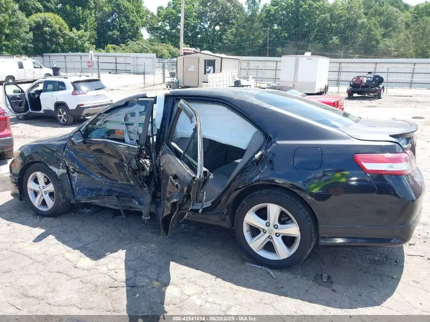 2011 TOYOTA CAMRY SE