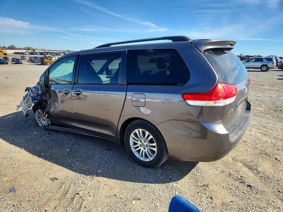 2014 TOYOTA SIENNA XLE 8-PASSENGER  