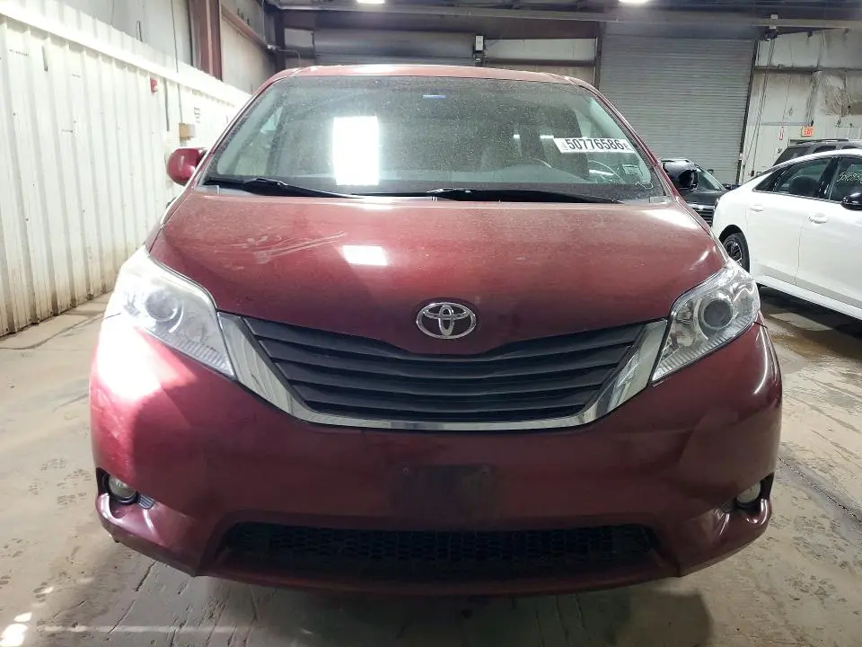 2013 TOYOTA SIENNA XLE 8-PASSENGER  